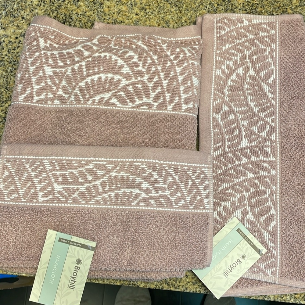 Broyhill towel set